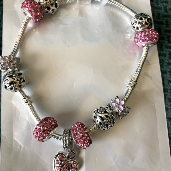 🌺 NWOT HEART CHARM BRACELET - Picture 2 of 2